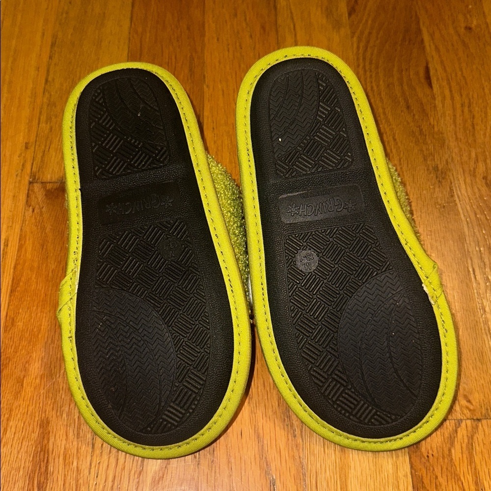 Kids Grinch Slippers - Picture 5 of 5